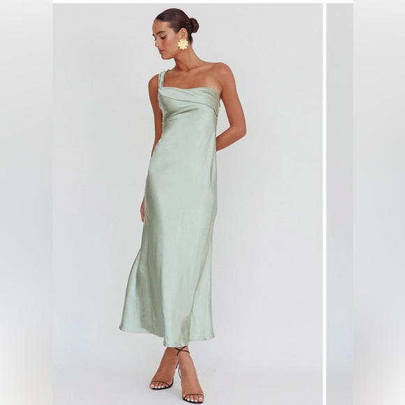 Selfie Leslie Dresses & Skirts - Selfie Leslie. Carmel One-Shoulder Sash Maxi Dress. Green. Size medium. NWT.